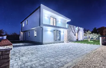 4-Bedroom Villa in Buje with Pool