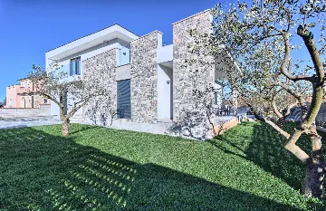 4-Bedroom Villa in Buje with Pool