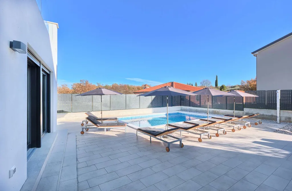 4-Bedroom Villa in Buje with Pool