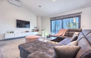 4-Bedroom Villa in Buje with Pool