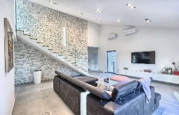 4-Bedroom Villa in Buje with Pool