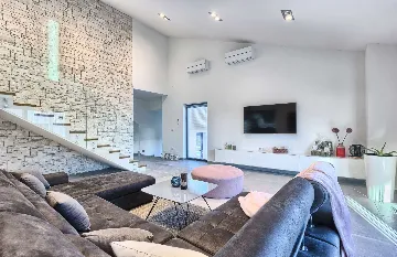 4-Bedroom Villa in Buje with Pool