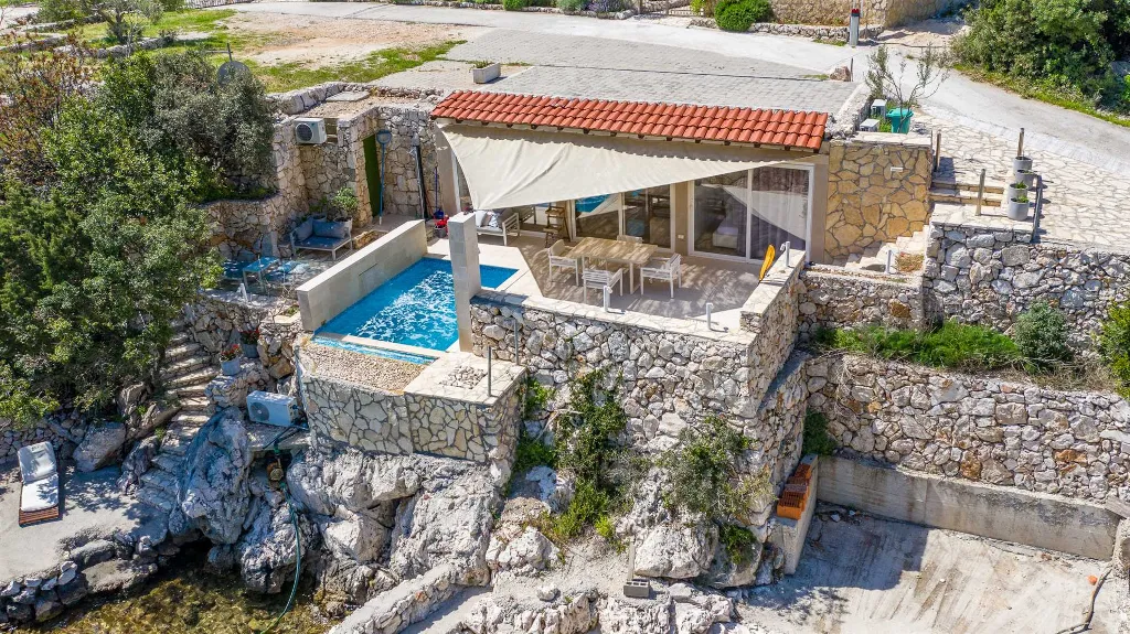 Holiday House in Podimoć with Sea Access & Heated Pool
