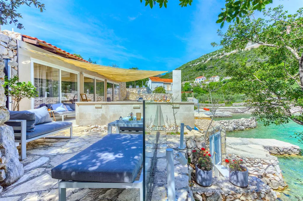 Holiday House in Podimoć with Sea Access & Heated Pool