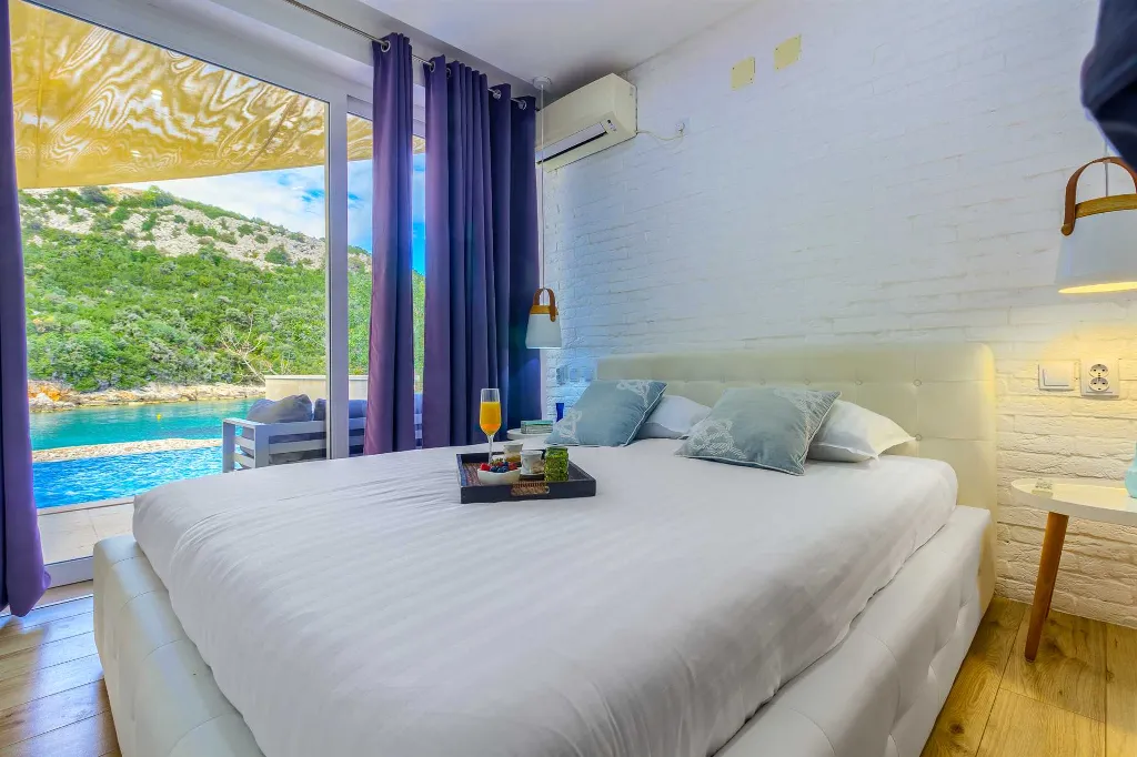 Holiday House in Podimoć with Sea Access & Heated Pool