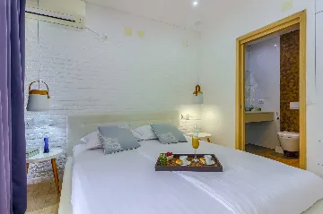 Holiday House in Podimoć with Sea Access & Heated Pool