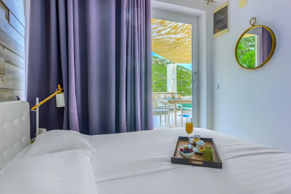 Holiday House in Podimoć with Sea Access & Heated Pool