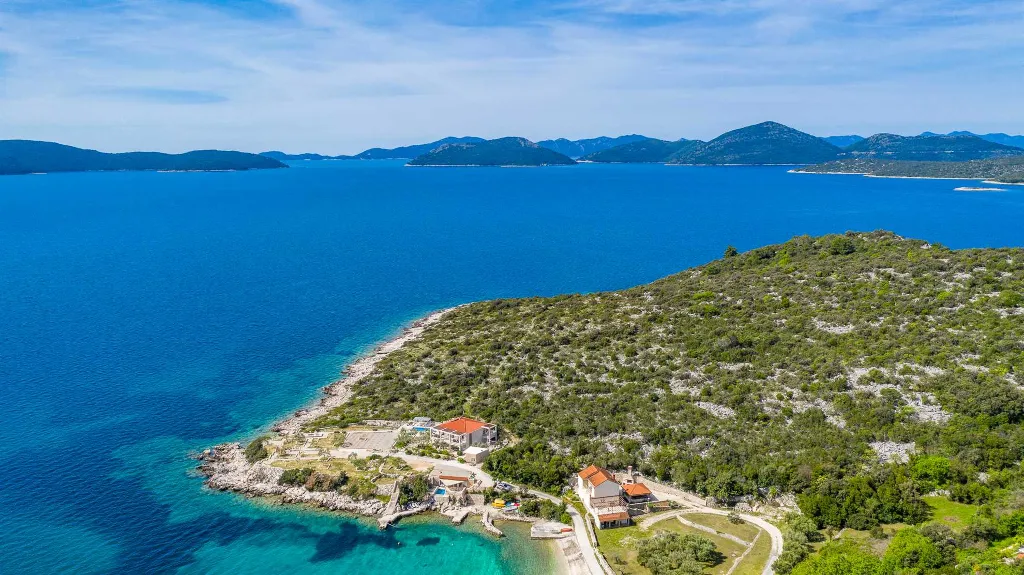 Holiday House in Podimoć with Sea Access & Heated Pool
