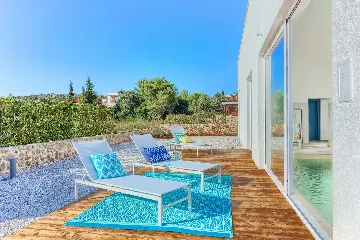 4-Bedroom Villa with Indoor Heated Pool in Otok Ugljan