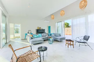 4-Bedroom Villa with Indoor Heated Pool in Otok Ugljan