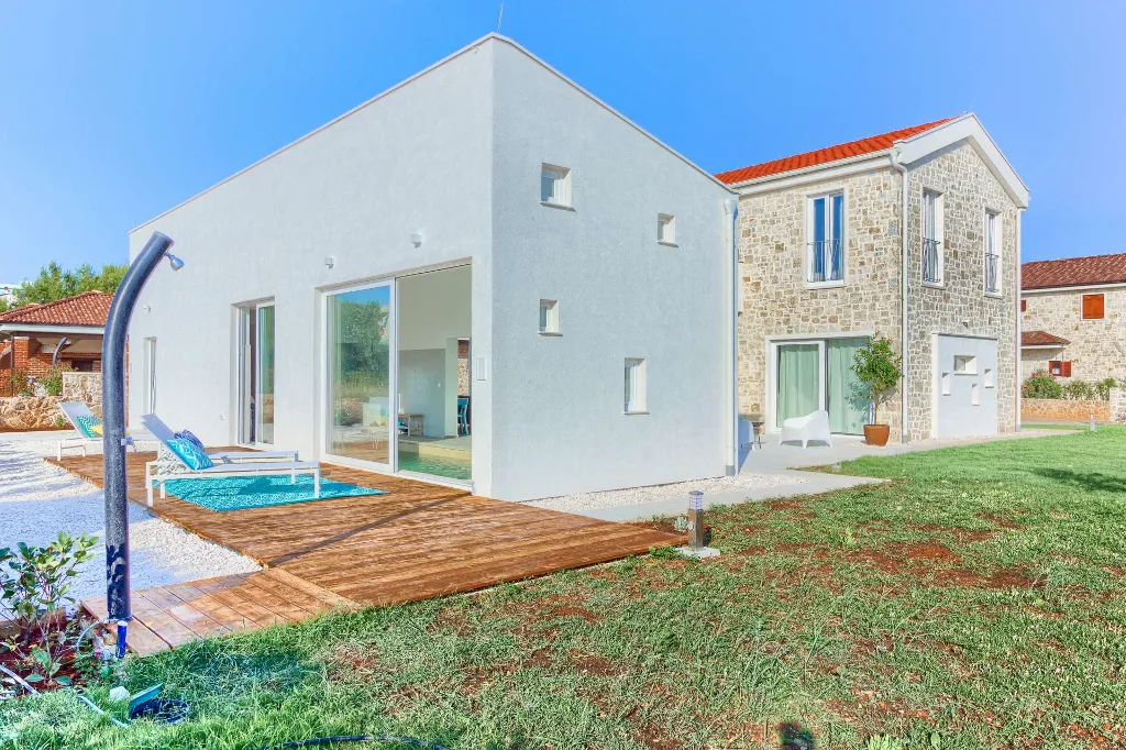 4-Bedroom Villa with Indoor Heated Pool in Otok Ugljan