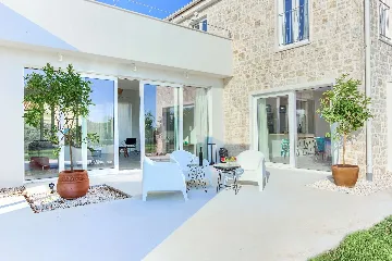 4-Bedroom Villa with Indoor Heated Pool in Otok Ugljan