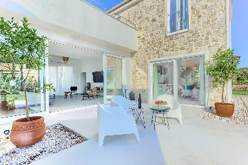 4-Bedroom Villa with Indoor Heated Pool in Otok Ugljan