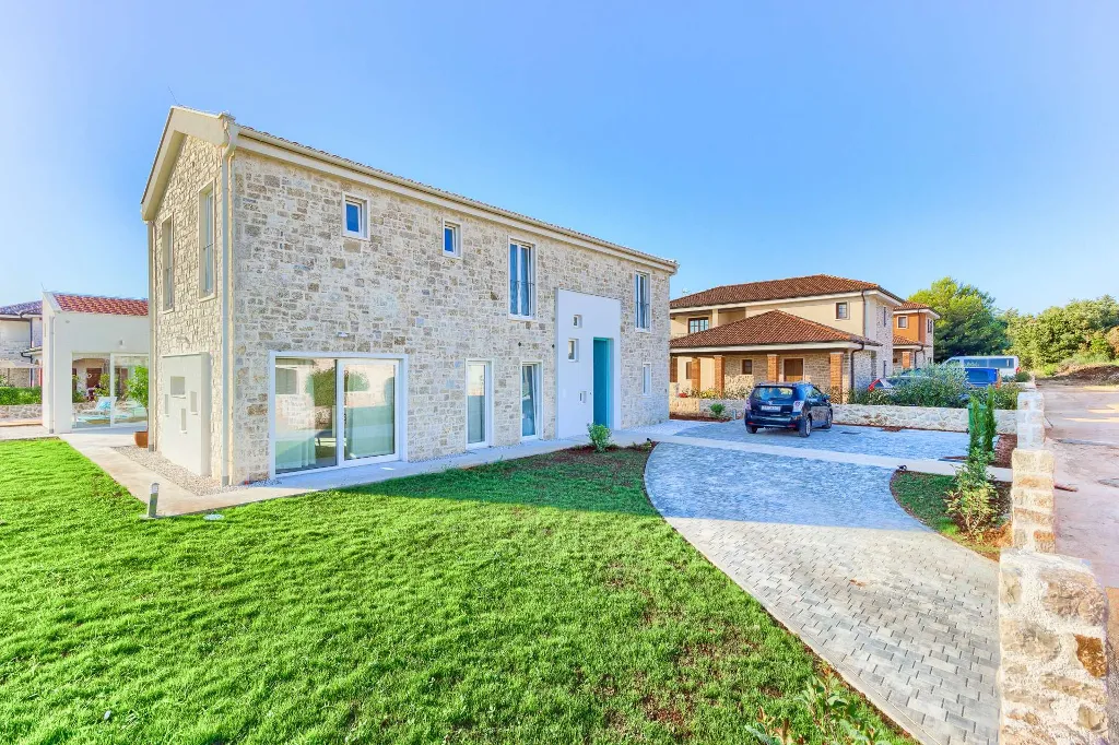 4-Bedroom Villa with Indoor Heated Pool in Otok Ugljan
