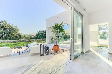 4-Bedroom Villa with Indoor Heated Pool in Otok Ugljan