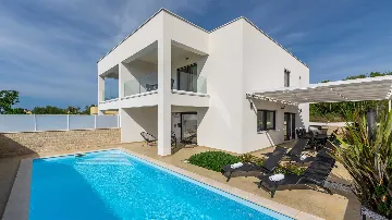 Contemporary 3-Bedroom Villa with Private Pool in Linardici