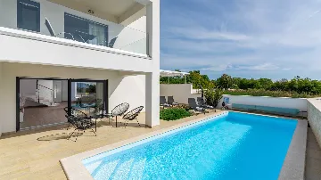 Contemporary 3-Bedroom Villa with Private Pool in Linardici