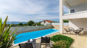 Contemporary 3-Bedroom Villa with Private Pool in Linardici