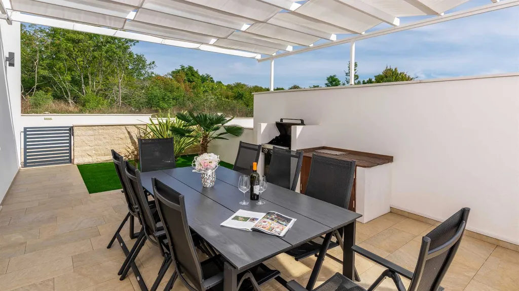 Contemporary 3-Bedroom Villa with Private Pool in Linardici