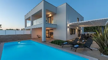 Contemporary 3-Bedroom Villa with Private Pool in Linardici