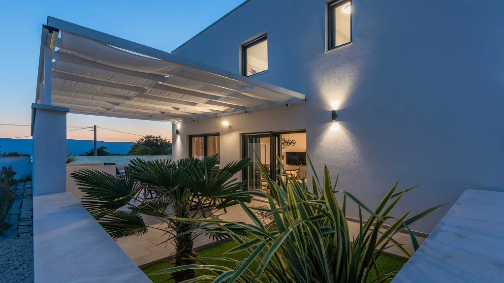 Contemporary 3-Bedroom Villa with Private Pool in Linardici