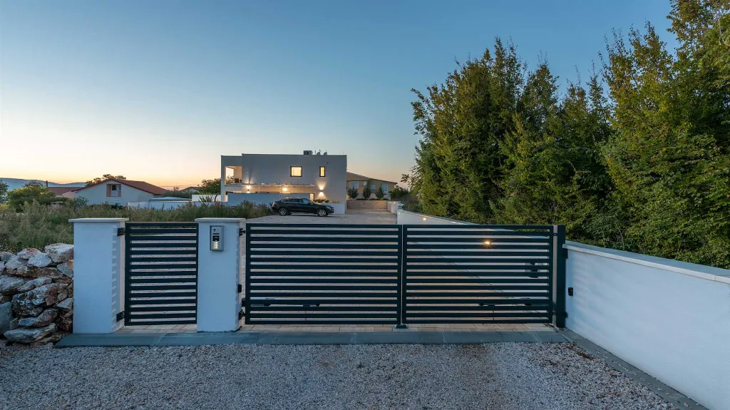 Contemporary 3-Bedroom Villa with Private Pool in Linardici