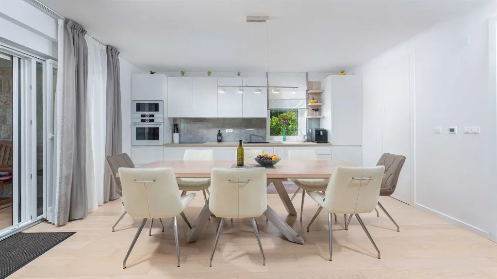 Villa in Ljutici for Up to 10 Guests