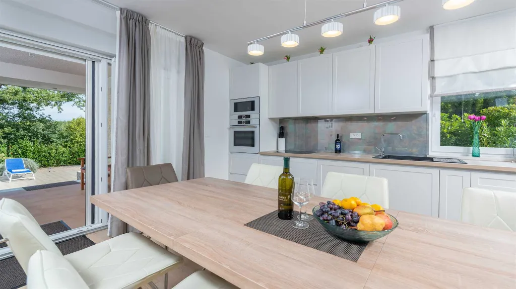 Villa in Ljutici for Up to 10 Guests