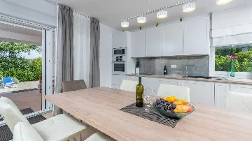 Villa in Ljutici for Up to 10 Guests