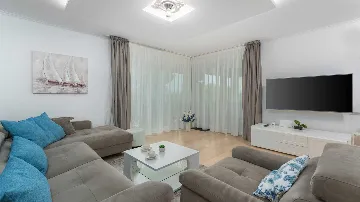 Villa in Ljutici for Up to 10 Guests
