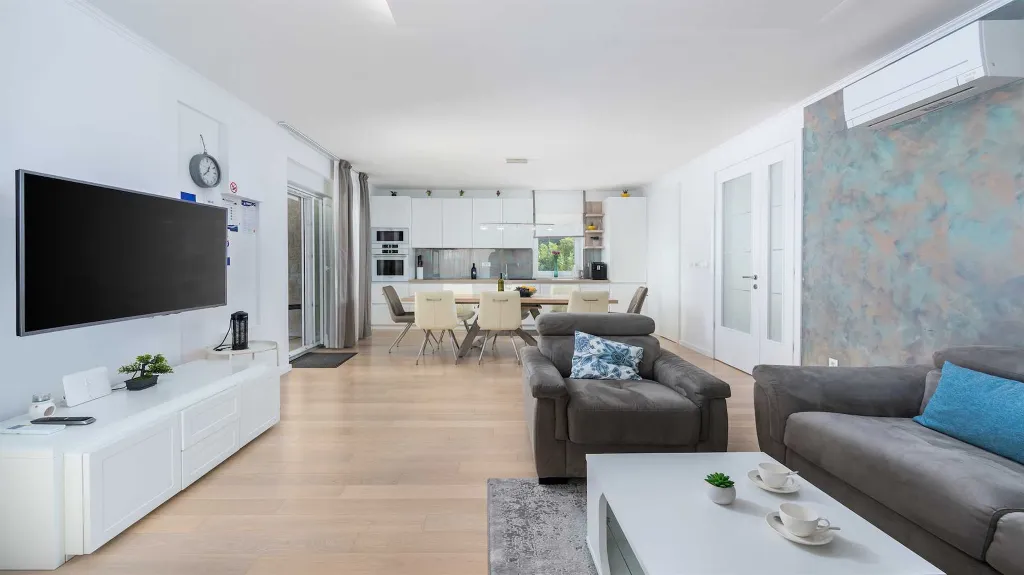 Villa in Ljutici for Up to 10 Guests