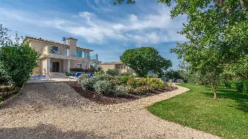 Villa in Ljutici for Up to 10 Guests