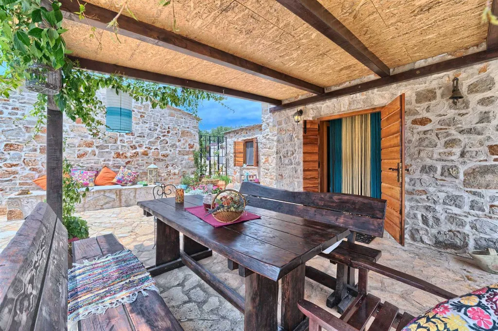 Stone Holiday House with Heated Pool in Stari Grad