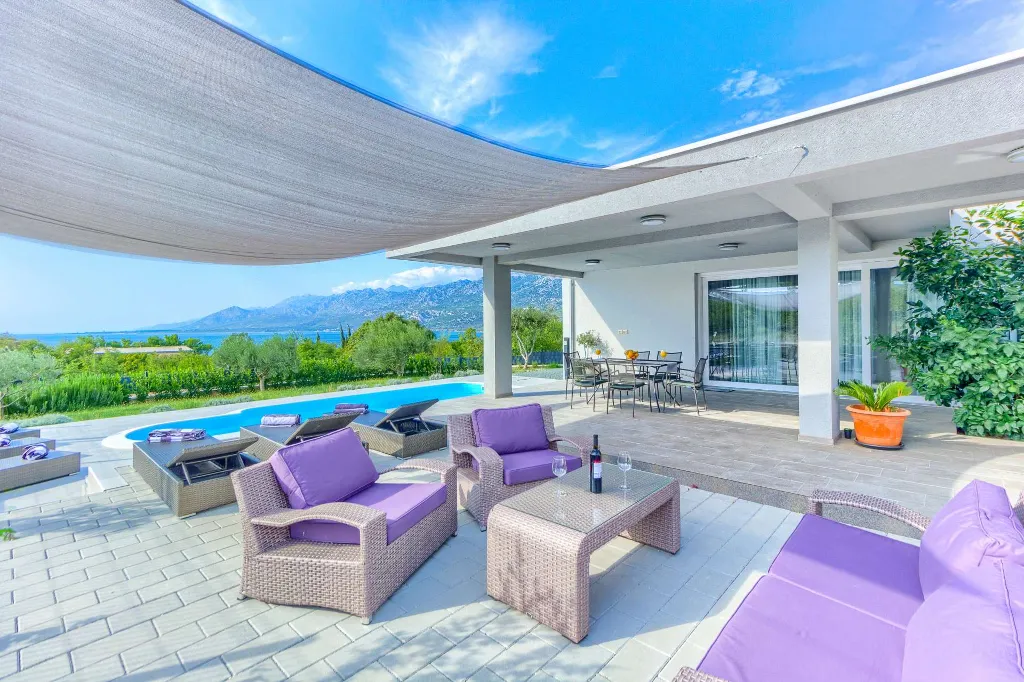 Rovanjska Villa with Heated Pool and Sea Views