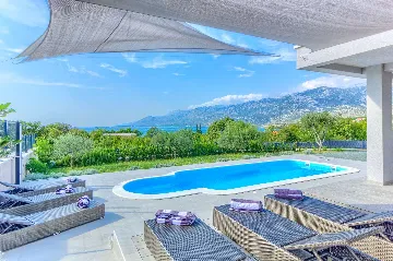 Rovanjska Villa with Heated Pool and Sea Views