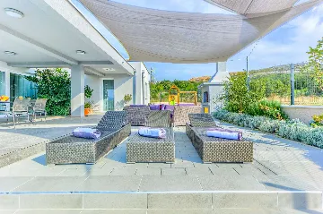 Rovanjska Villa with Heated Pool and Sea Views