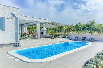 Rovanjska Villa with Heated Pool and Sea Views