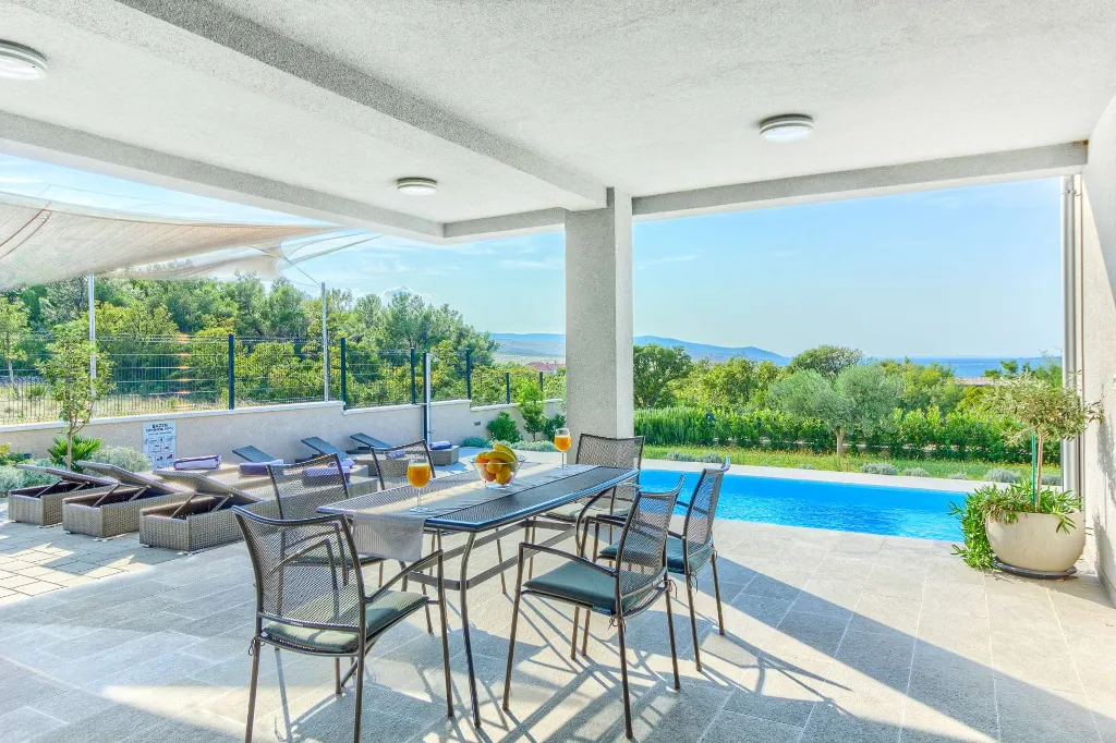 Rovanjska Villa with Heated Pool and Sea Views