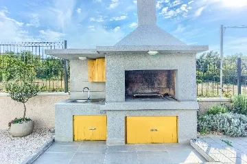 Rovanjska Villa with Heated Pool and Sea Views