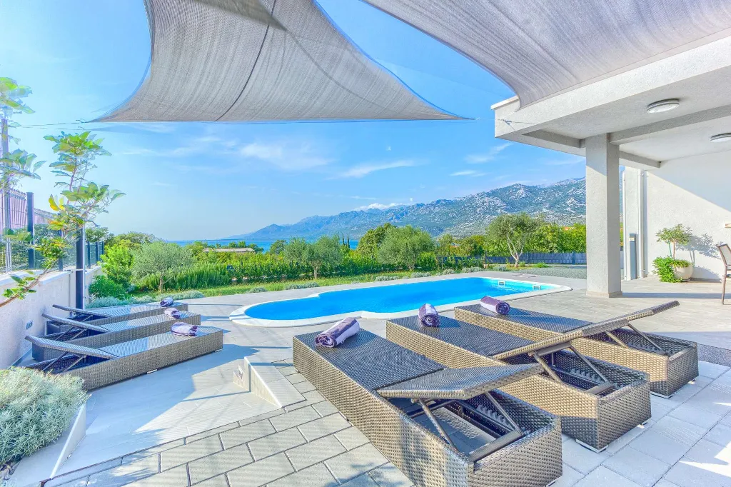 Rovanjska Villa with Heated Pool and Sea Views