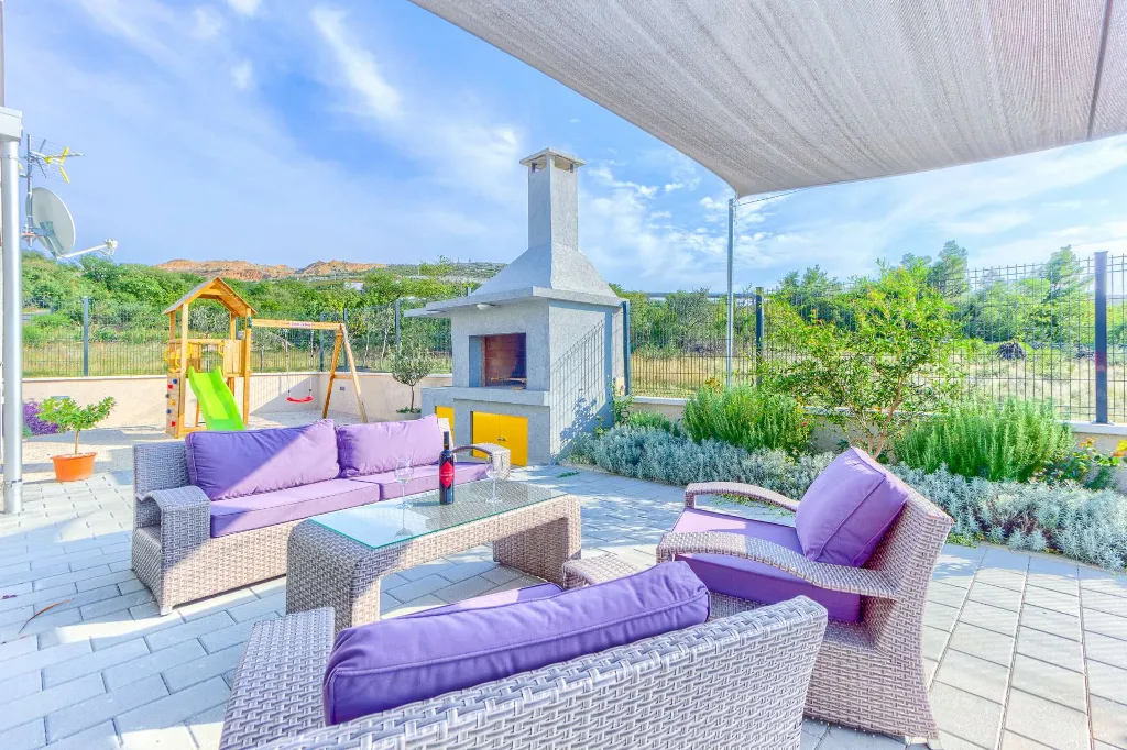 Rovanjska Villa with Heated Pool and Sea Views