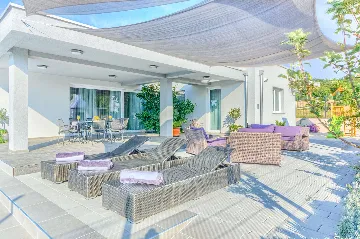 Rovanjska Villa with Heated Pool and Sea Views