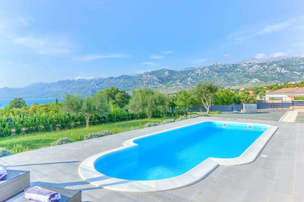 Rovanjska Villa with Heated Pool and Sea Views
