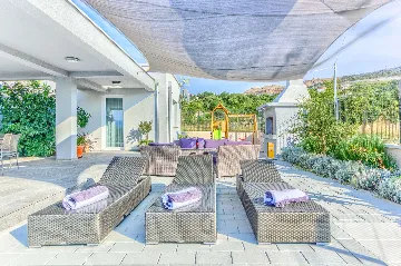 Rovanjska Villa with Heated Pool and Sea Views