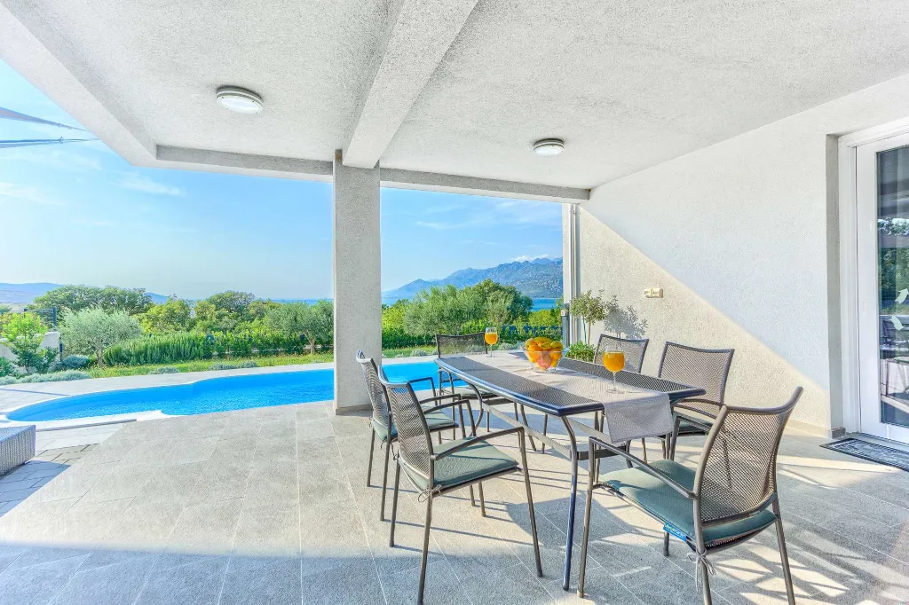 Rovanjska Villa with Heated Pool and Sea Views