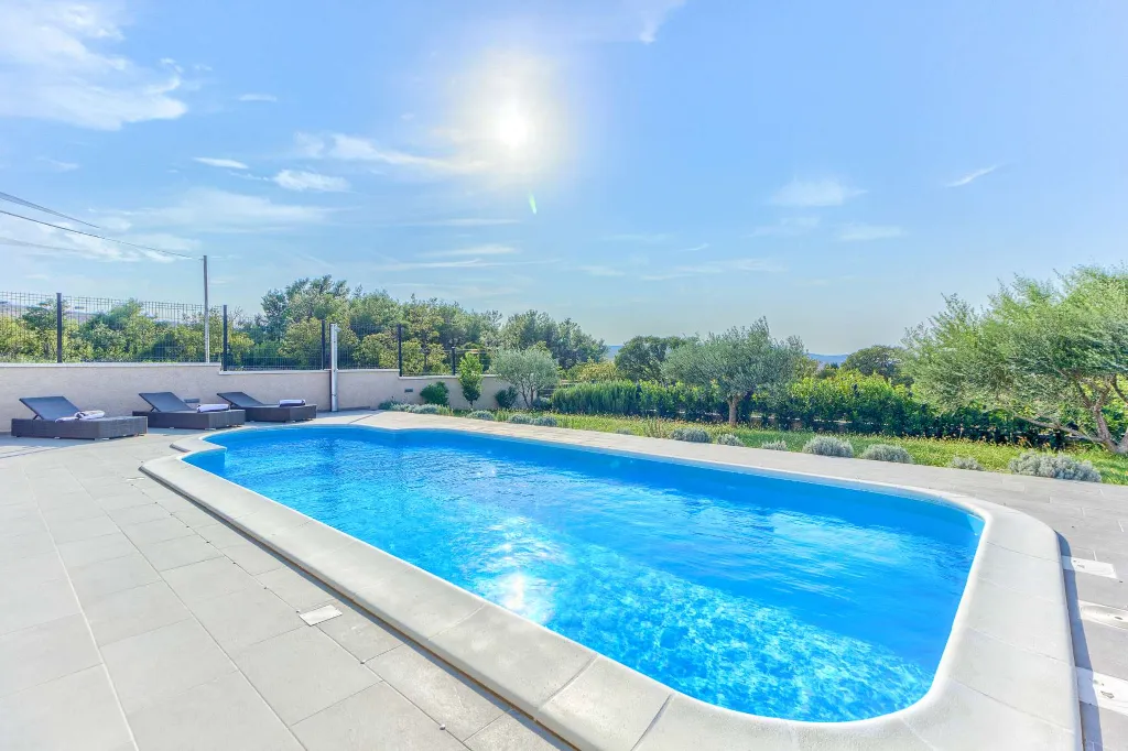 Rovanjska Villa with Heated Pool and Sea Views