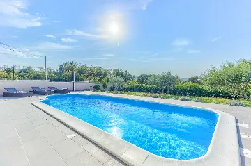 Rovanjska Villa with Heated Pool and Sea Views