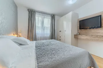 Rovanjska Villa with Heated Pool and Sea Views