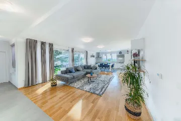 Rovanjska Villa with Heated Pool and Sea Views