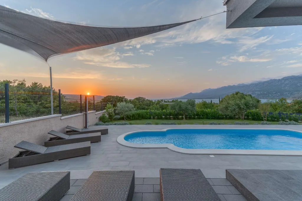 Rovanjska Villa with Heated Pool and Sea Views